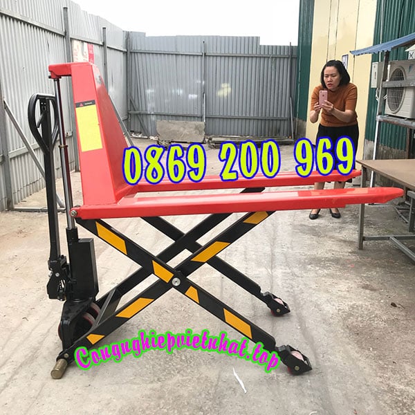 Xe nâng tay cắt kéo với kiểu dáng mới vô cùng bắt mắt