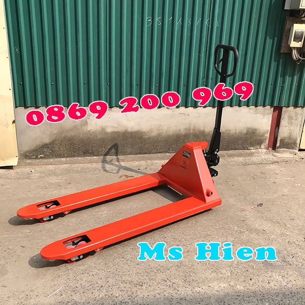 Xe nâng tay thấp 2.5 tấn với giá bán hiện nay ra sao?