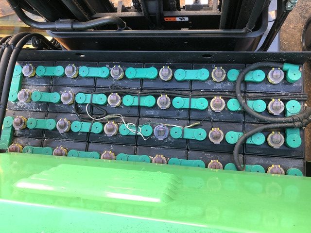 Cách bảo trì ắc quy xe nâng điện đã qua sử dụng để gia tăng tuổi thọ 1 Acquy xe nâng điện đứng lái hãng Toyota