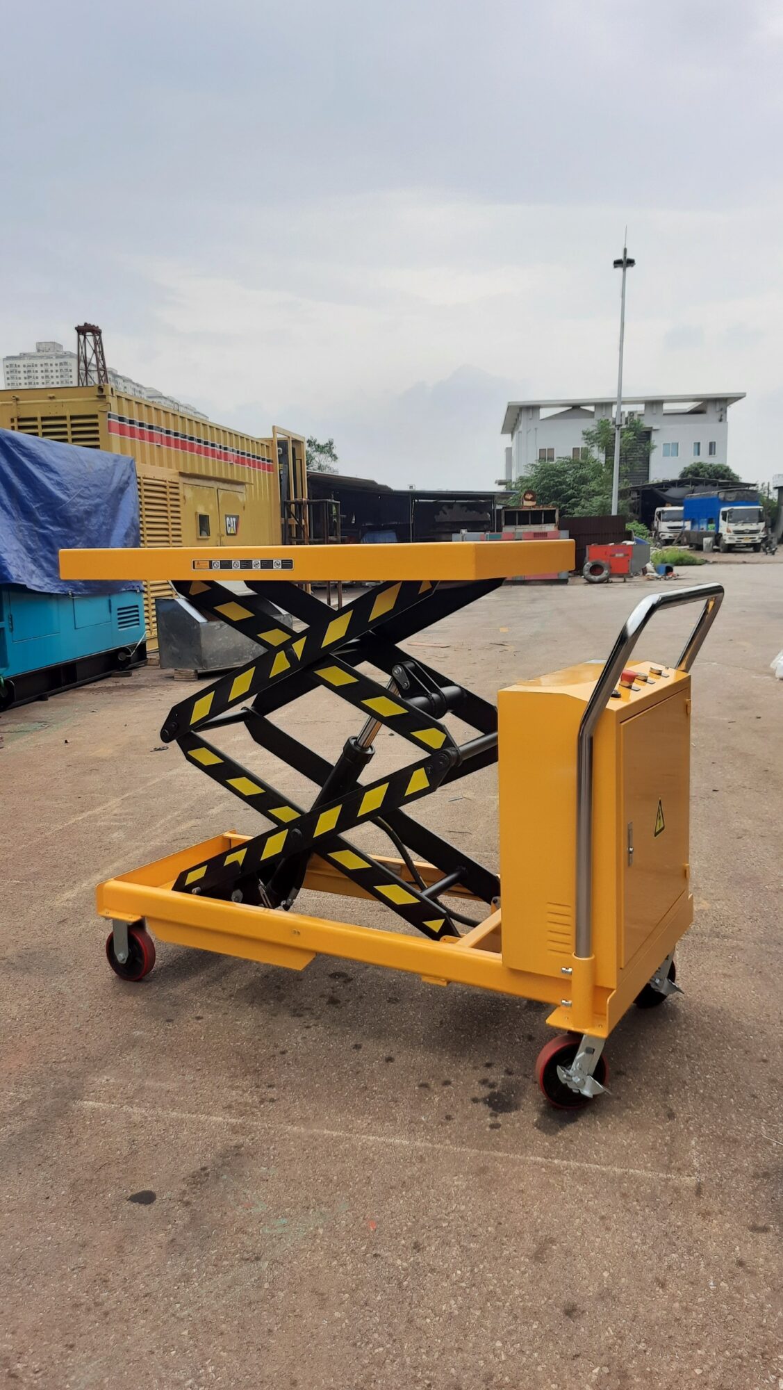 Giá cả thị trường bàn nâng điện di chuyển hiện nay 1 Bàn nâng điện di chuyển đẩy tay 800kg