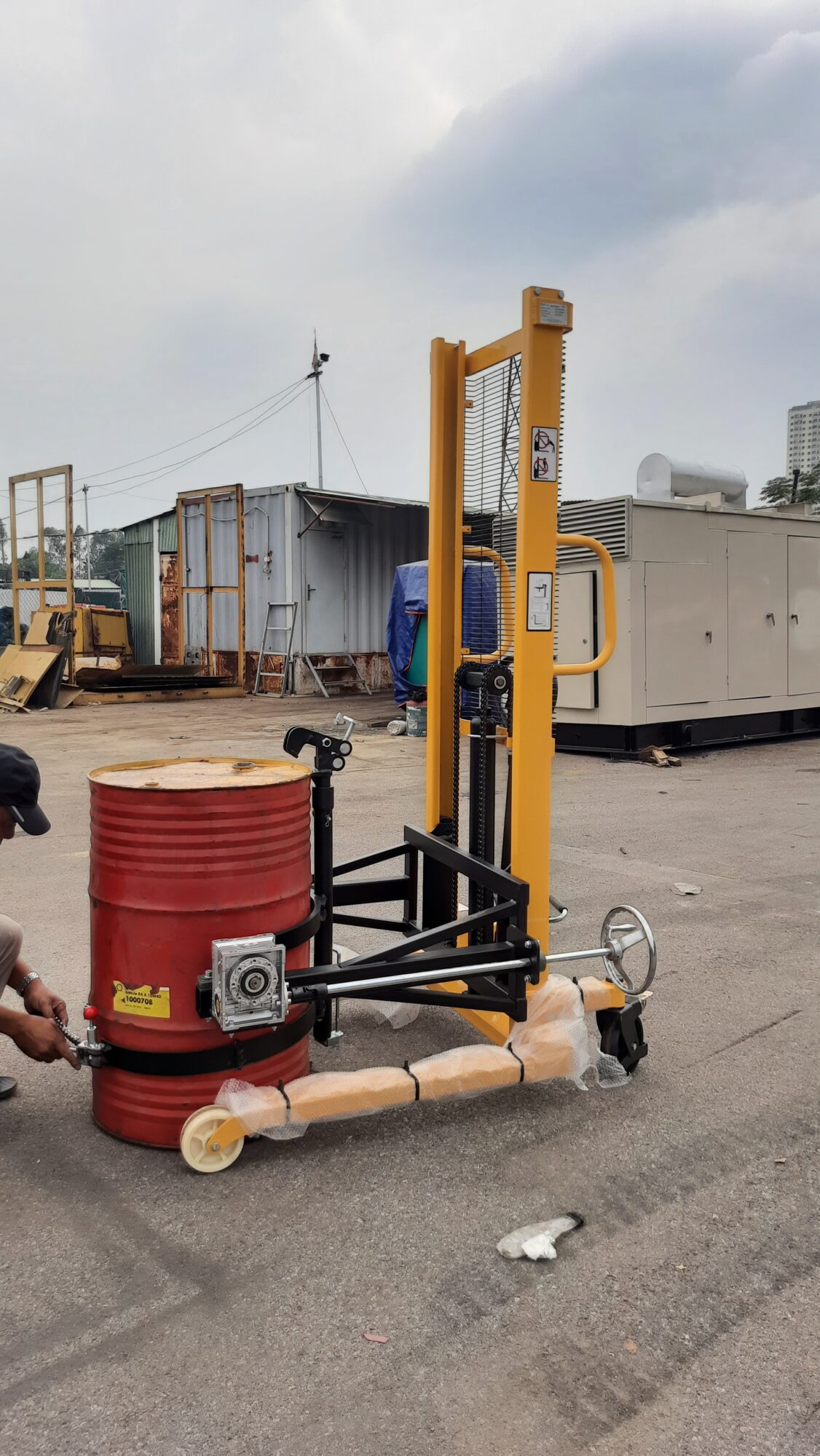 Xe nâng quay đổ phuy dùng cho phuy nhựa ở Hà Nội 2 Xe nâng quay đổ phuy dùng cho phuy nhựa hãng Waylift