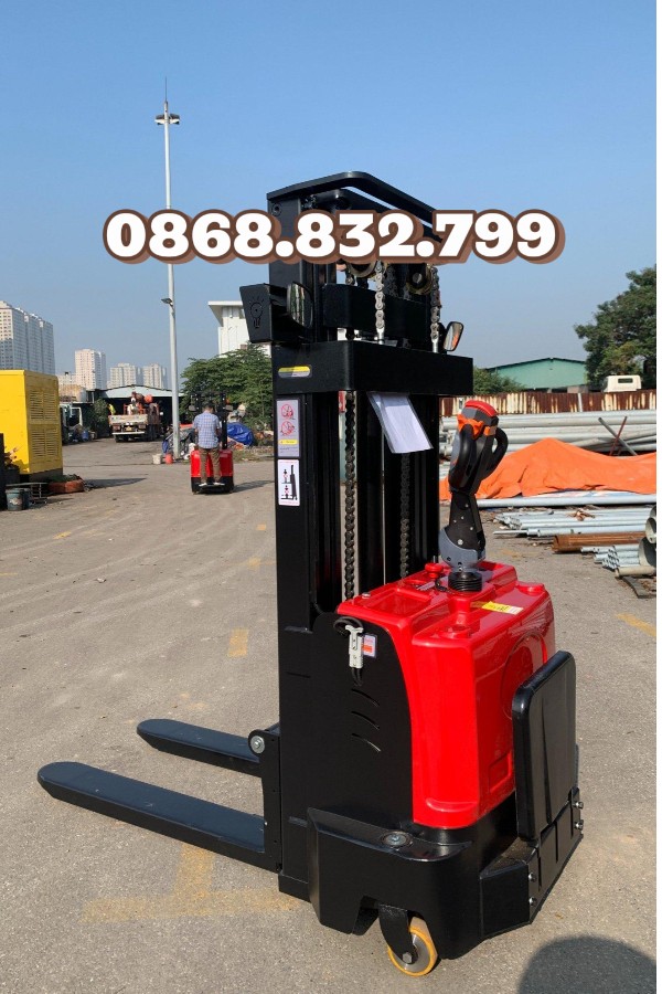 Chia sẻ kinh nghiệm sử dụng xe nâng điện có bệ đứng lái 2 Xe nâng điện có bệ đứng lái 1,5 tấn 4m