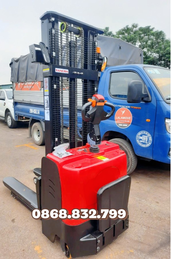 Chia sẻ kinh nghiệm sử dụng xe nâng điện có bệ đứng lái 1 Xe nâng điện có bệ đứng lái 1,5 tấn nâng cao 3m