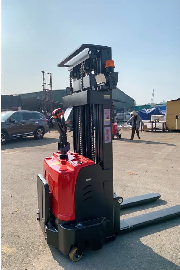 Xe nang dien co be dung lai 5