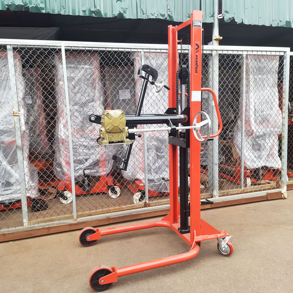 Xe nâng quay đổ phuy dùng cho phuy nhựa ở Hà Nội 1 Xe nâng quay đổ phuy hãng Maihui