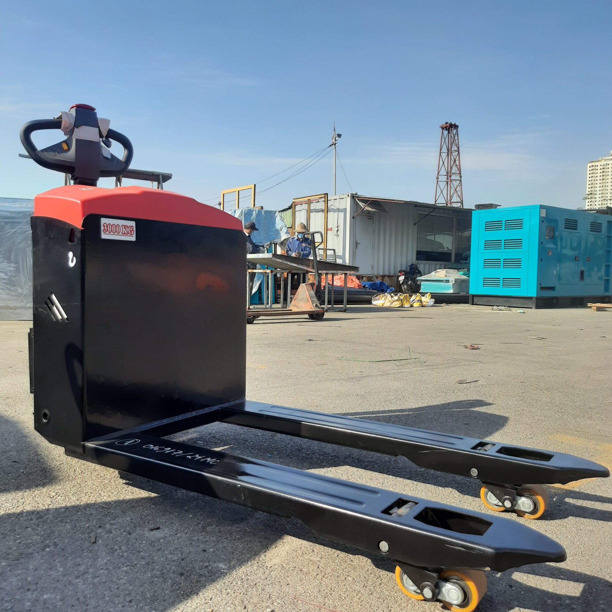 Xe nang tay dien 3 tan