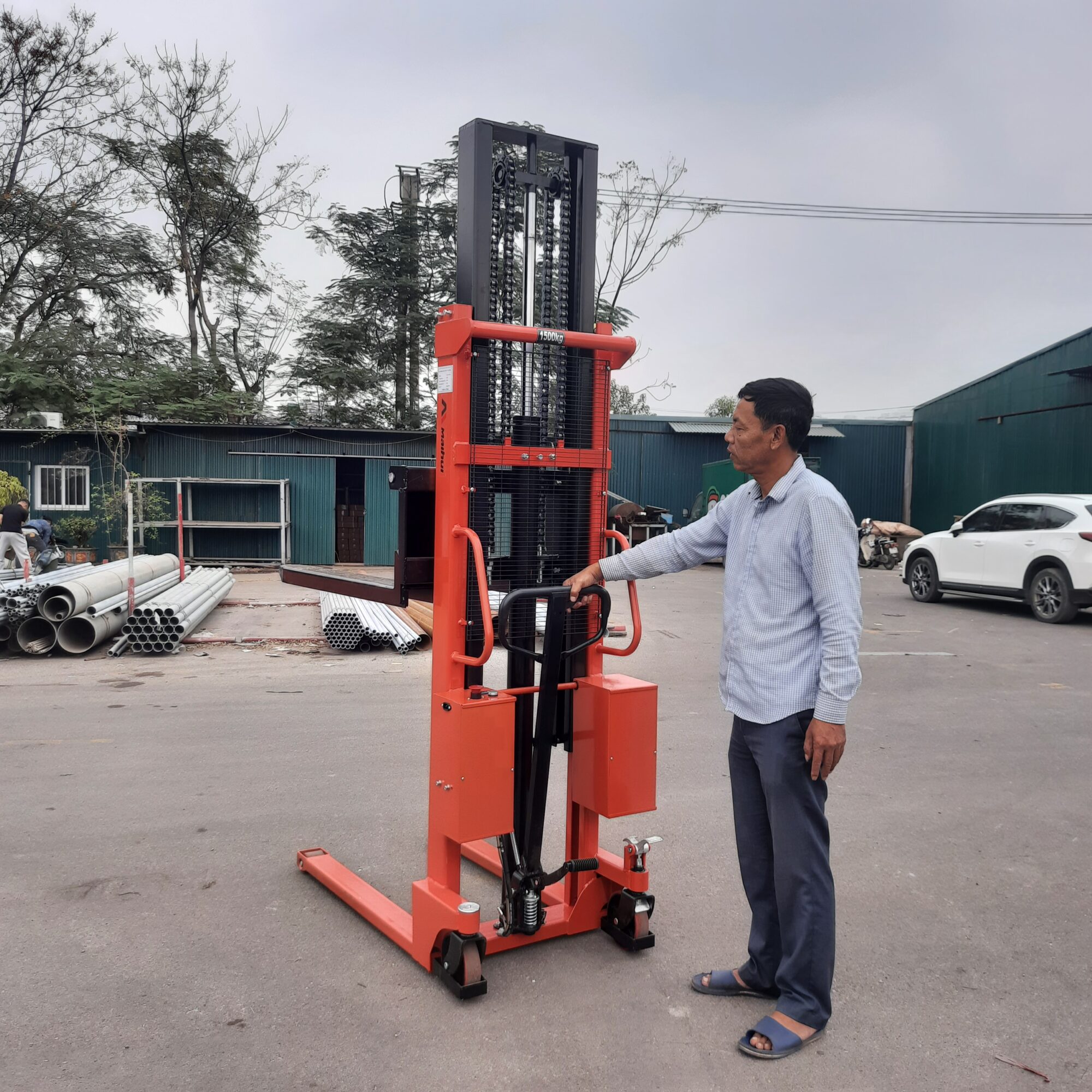 Giảm thiểu 1 số rủi ro tai nạn nhờ xe nâng bán tự động tại các nhà máy 3 Xe nâng bán tự động- Xe nâng tay cao điện 3m hãng Maihui