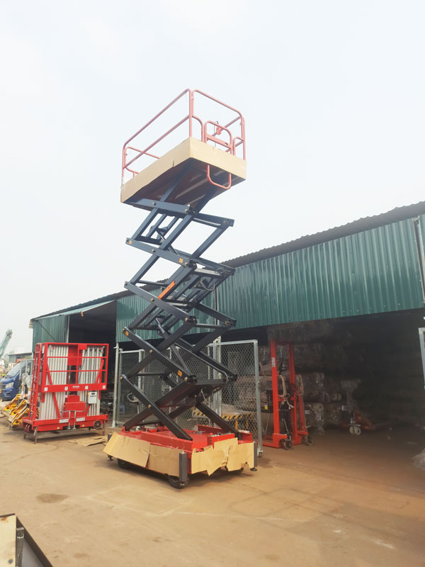 Câu chuyện thành công: Khách hàng chia sẻ trải nghiệm sử dụng thang nâng người 1 Sử dụng thang nâng người an toàn hiệu quả