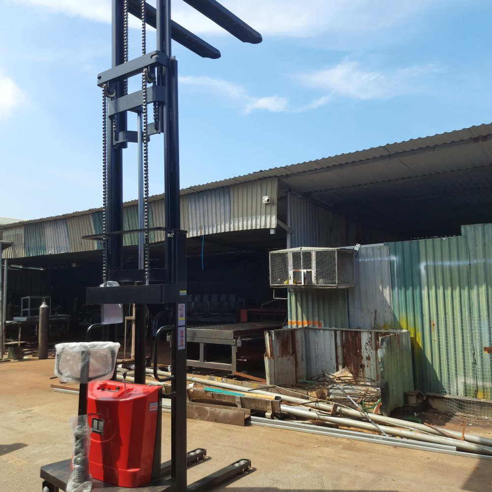 Cách sử dụng xe nâng điện an toàn trên công trường 3 Sử dụng xe nâng điện bán tự động 4m nâng cao ở công trường xây dựng