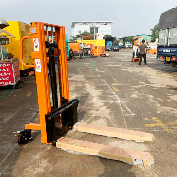 So sánh giá cả xe nâng tay cao 1 tấn 2m tại các cửa hàng ở Thanh Hóa 2 Xe nâng tay cao 1 tấn 2m hãng Zhejiang