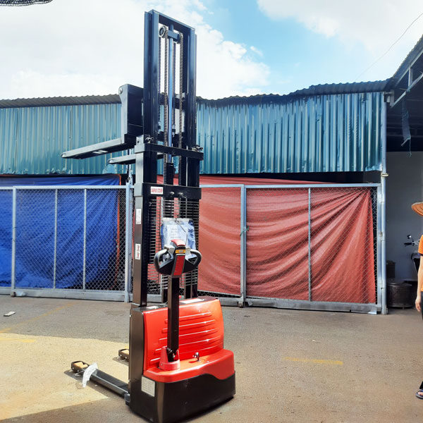 So sánh các thương hiệu xe nâng điện đi bộ lái 1 Xe nâng điện đi bộ lái hãng Waylift