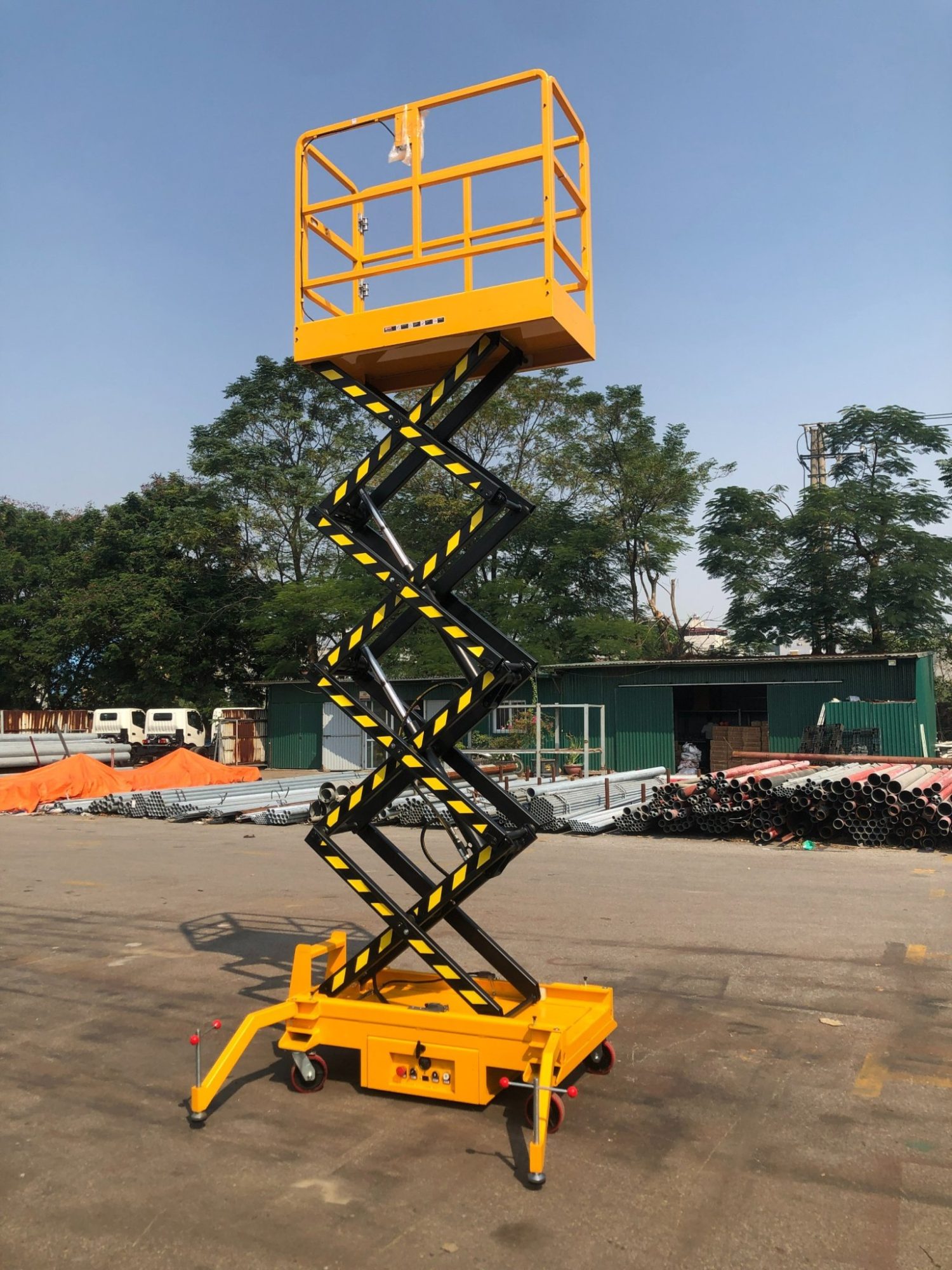 Giá cả thị trường bàn nâng điện di chuyển hiện nay 3 Bàn nâng điện di chuyển 4m