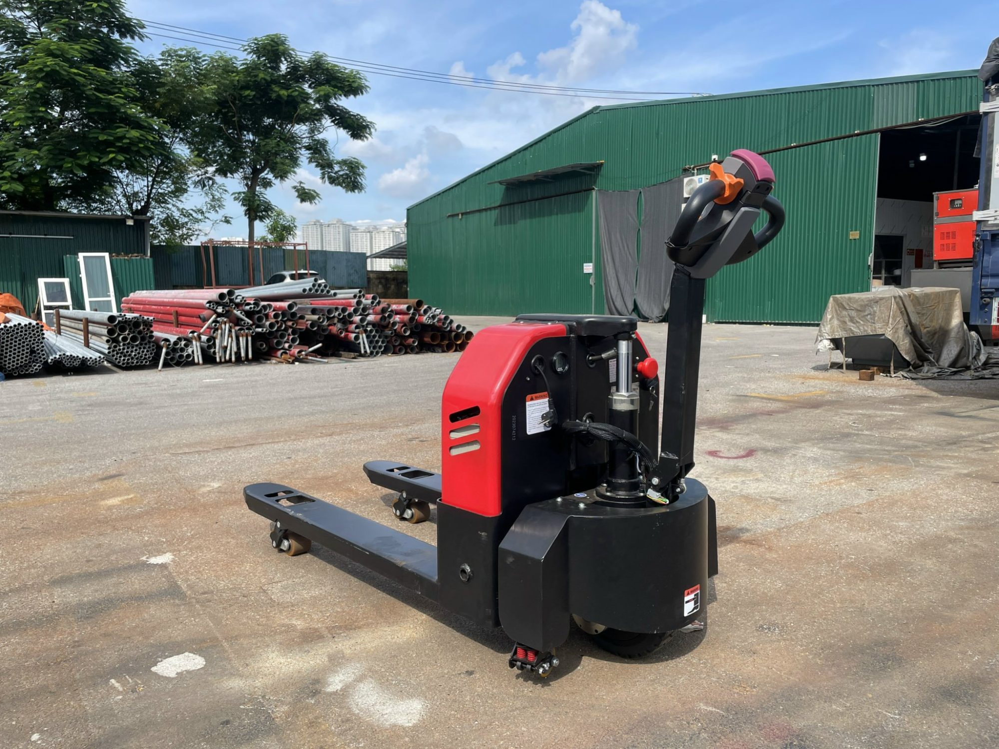 Cách sử dụng xe nâng điện an toàn trên công trường 2 Sử dụng xe nâng điện thấp 2,5 tấn cho công trường xây dựng