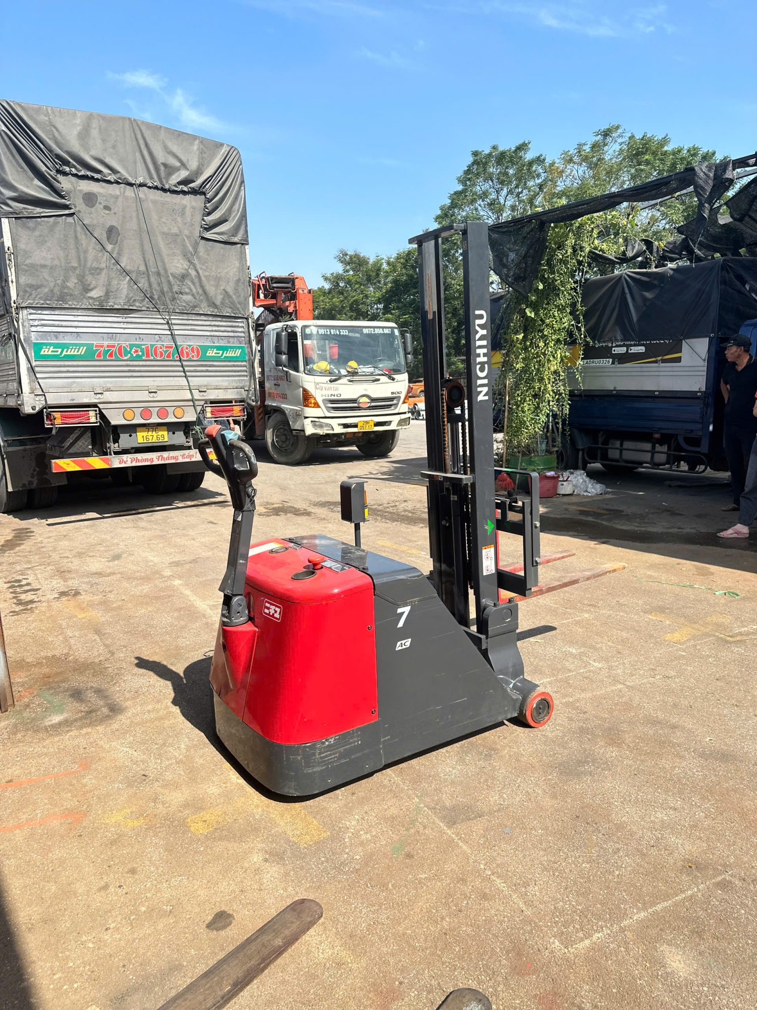 So sánh các thương hiệu xe nâng điện đi bộ lái 3 Xe nâng điện đi bộ lái hãng Nichiyu