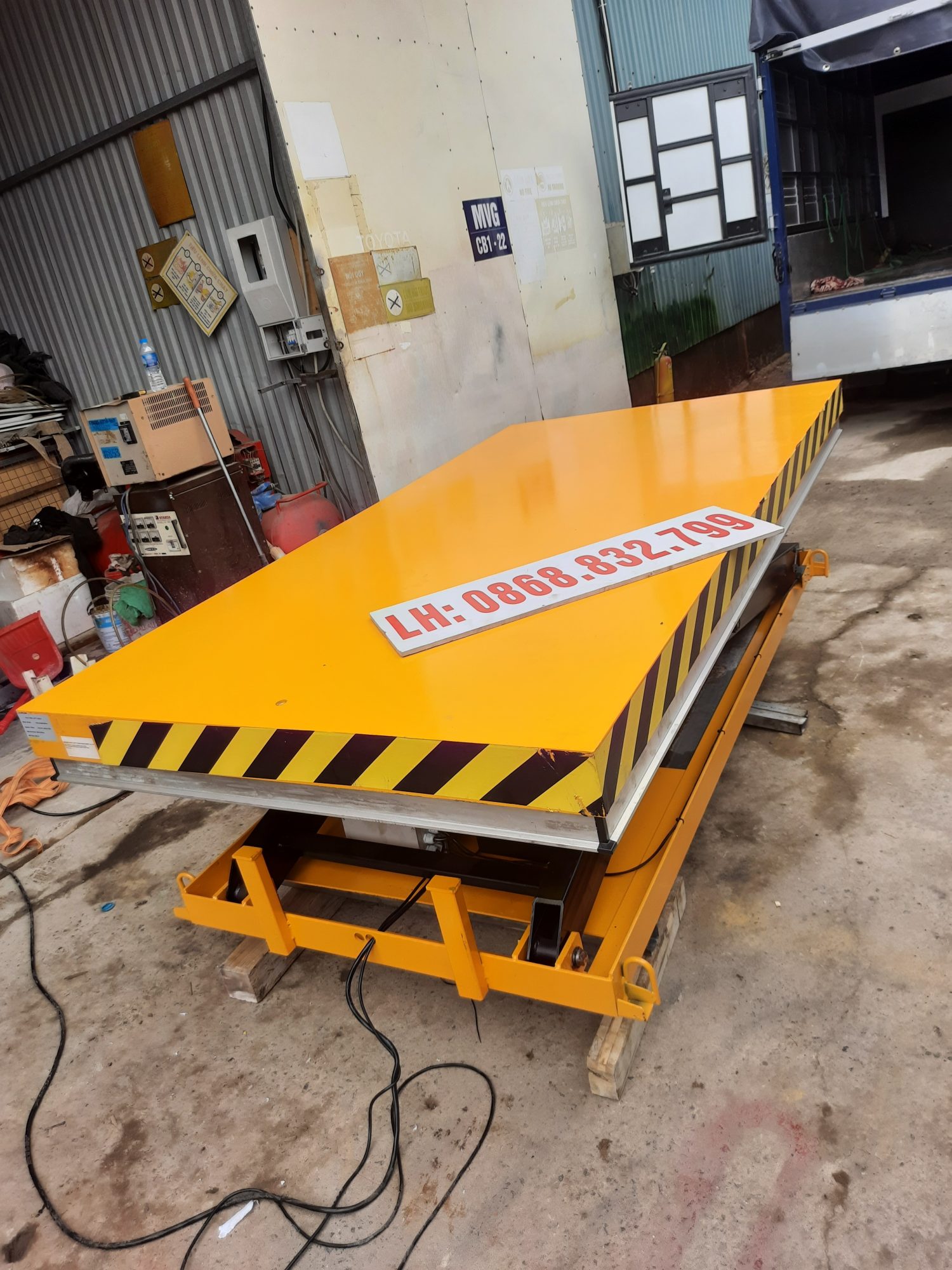 So sánh bàn nâng điện cố định và bàn nâng cơ khí: Nên chọn loại nào? 3 Bàn nâng điện cố định 2 tấn