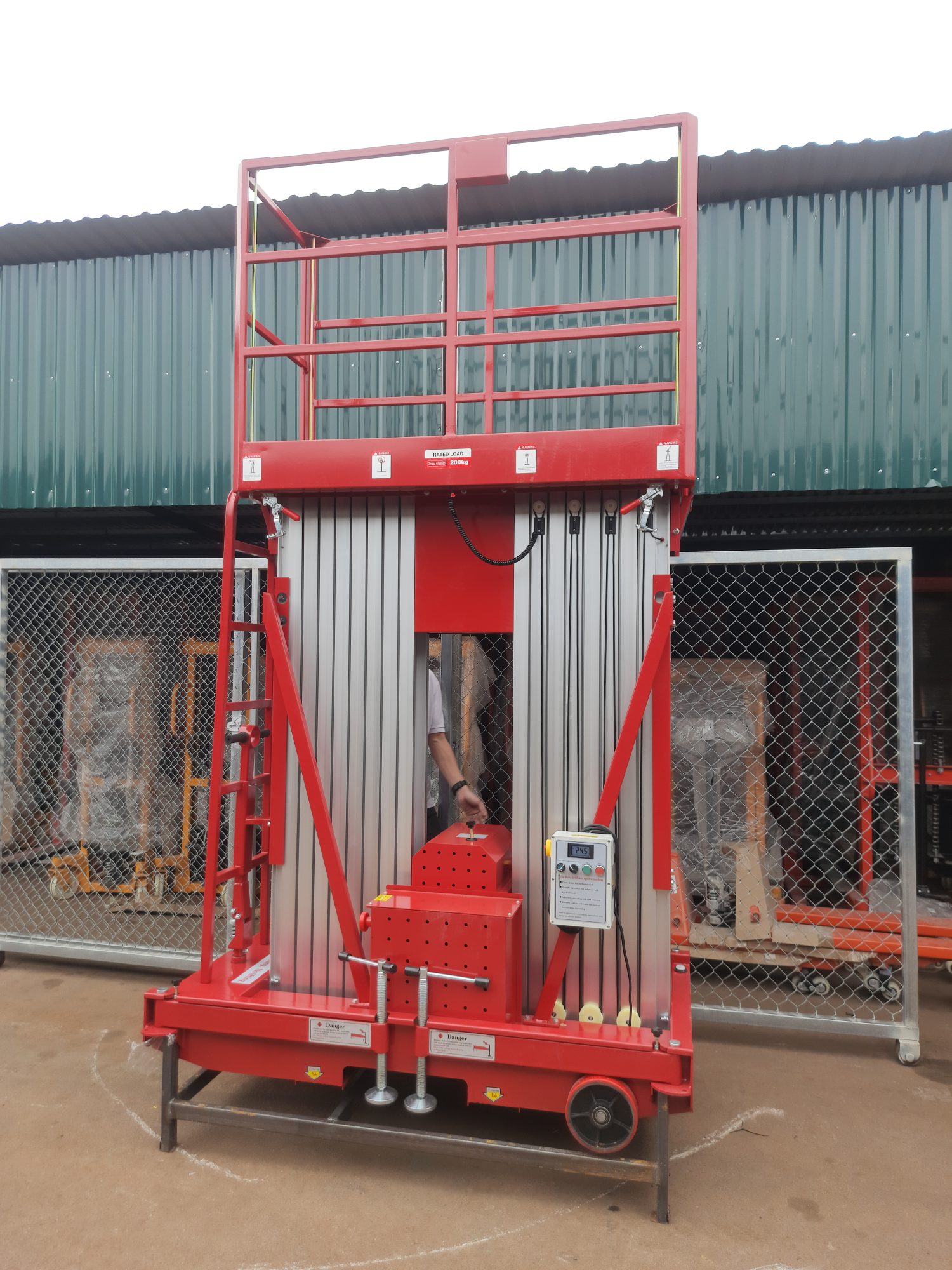 So sánh xe nâng người 12m và các phương pháp cắt tỉa truyền thống 1 Xe nâng người 12m hãng Maihui