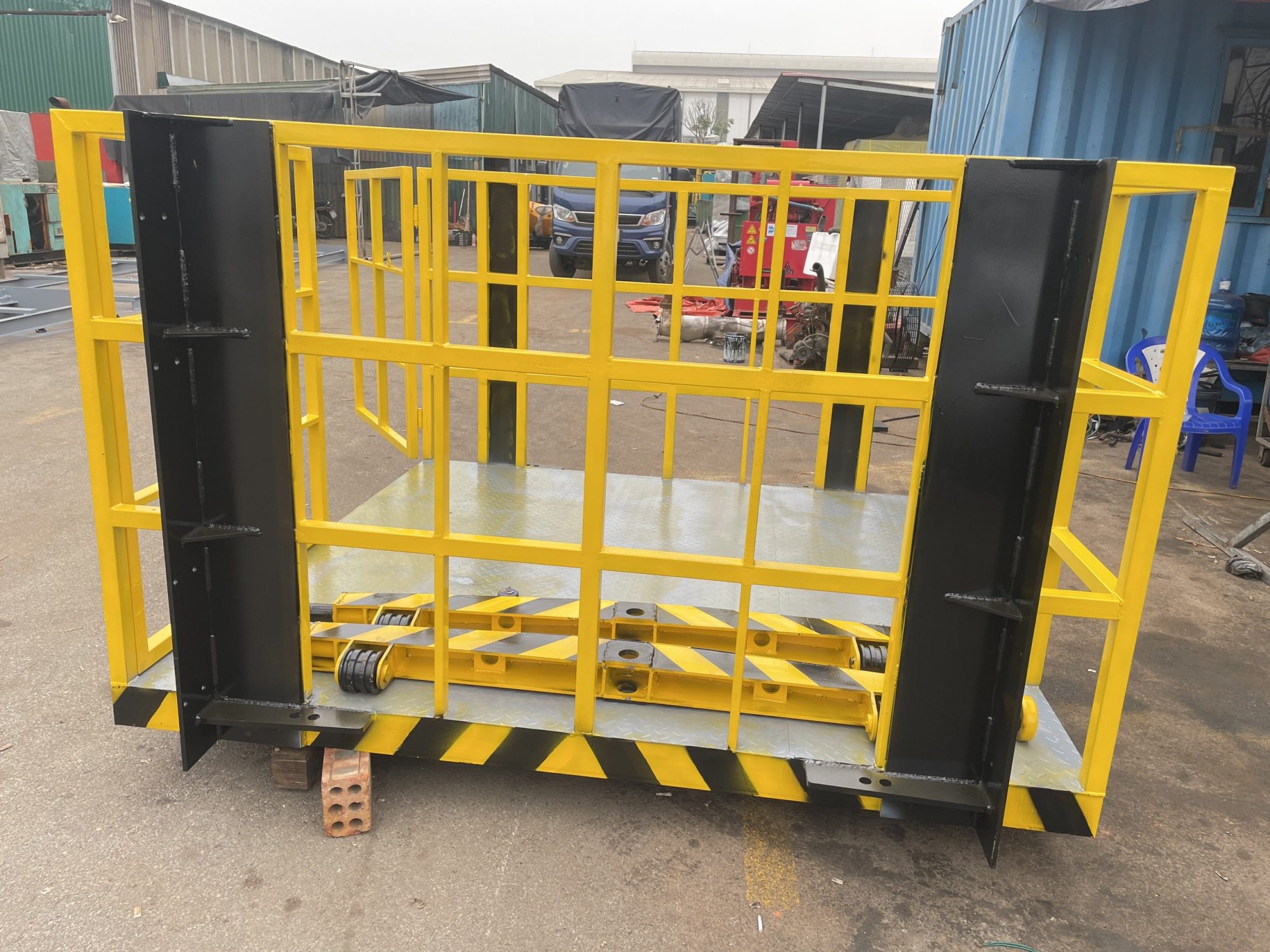 Phân loại thang nâng hàng thủy lực phổ biến hiện nay 3 Thang nâng hàng thủy lực 2 tấn sản xuất bởi Công ty Việt Nhật