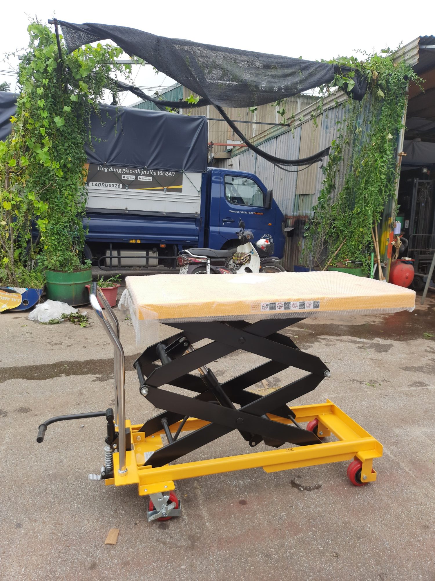 Xe nâng mặt bàn 800kg nâng cao 1,5m