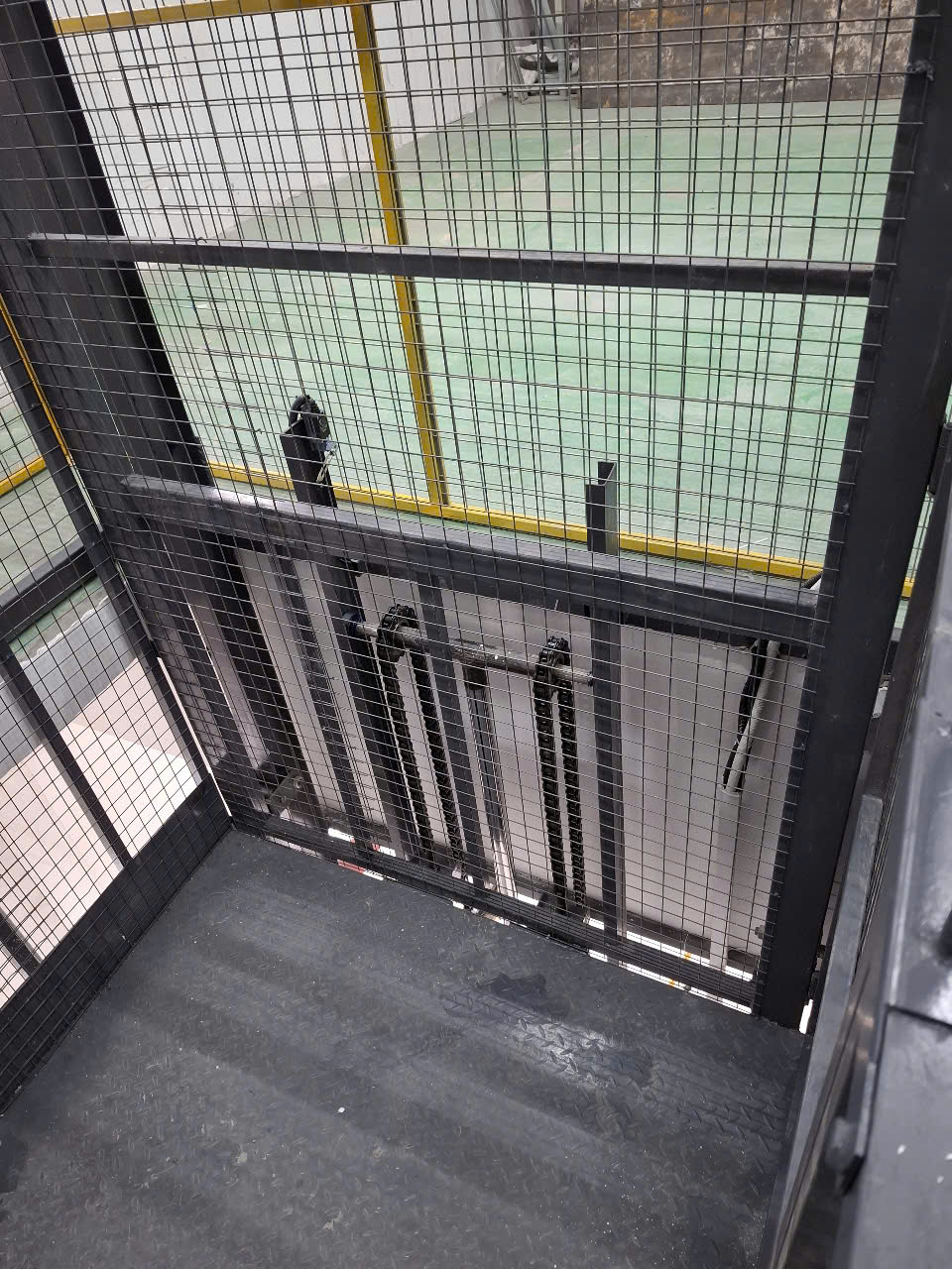 Phân loại thang nâng hàng thủy lực phổ biến hiện nay 2 Thang nâng người thủy lực Trung Quốc