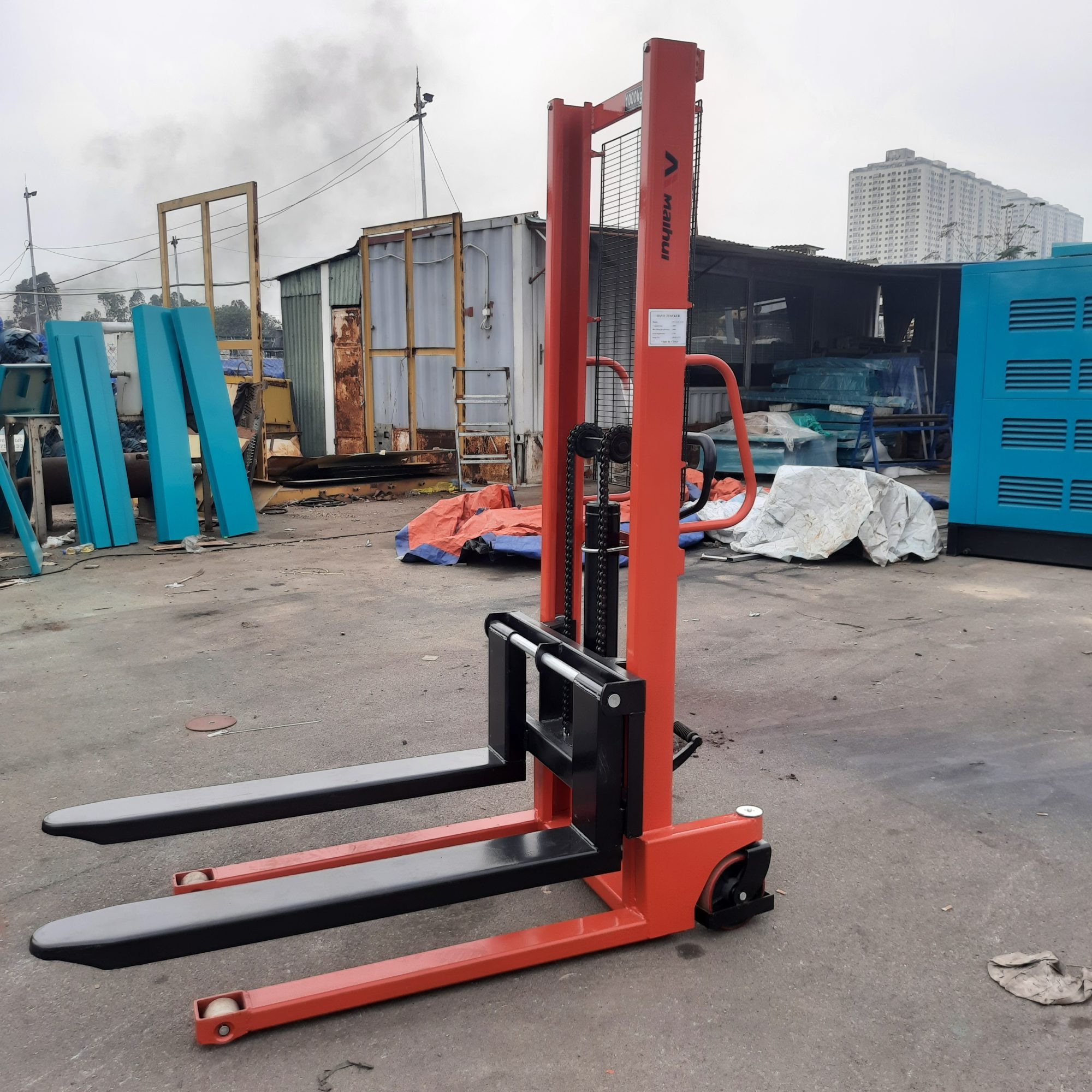 So sánh giá cả giữa xe nâng tay cao điện và xe nâng tay thường 2 Xe nâng tay cao 1 tấn nâng cao 1,6m hãng Maihui