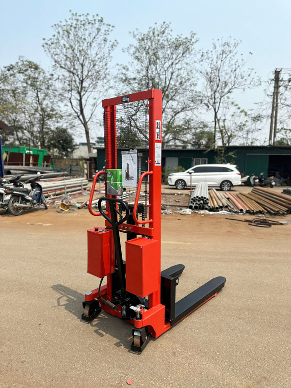 So sánh giá cả giữa xe nâng tay cao điện và xe nâng tay thường 1 Xe nâng tay cao điện 1 tấn nâng cao 1,6m CTD-J10/16 hãng Maihui