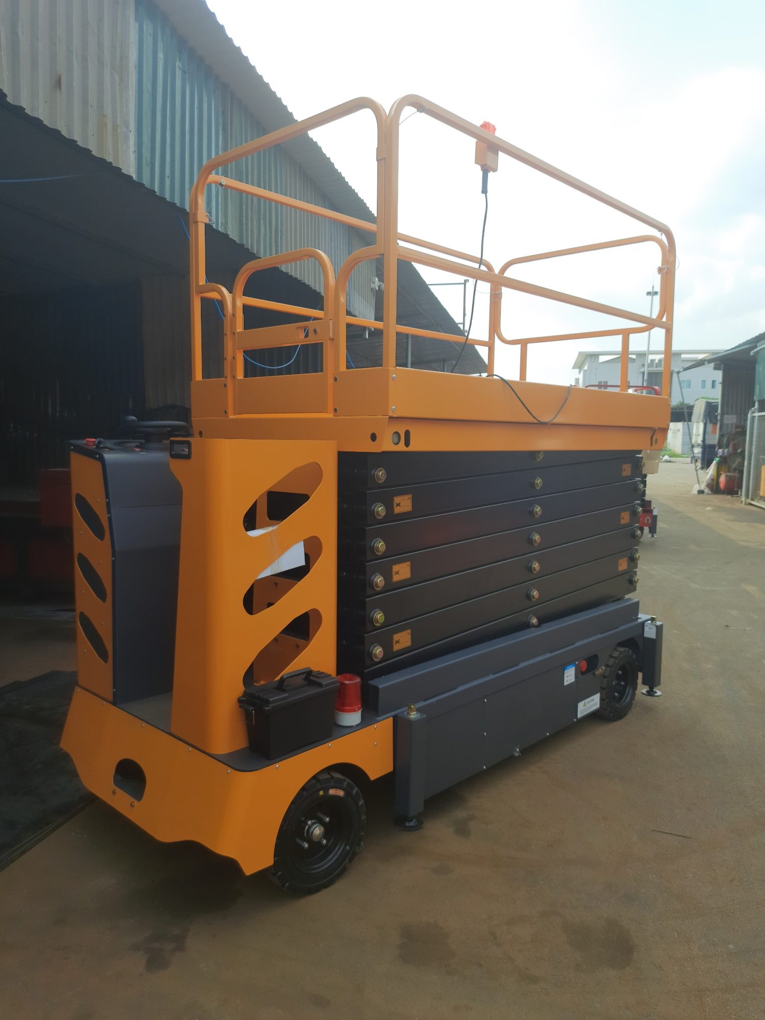 Hướng dẫn 1 số cách bảo trì thang nâng người ziczac di chuyển điện 2 Thang nâng người ziczac di chuyển điện có buồng lái