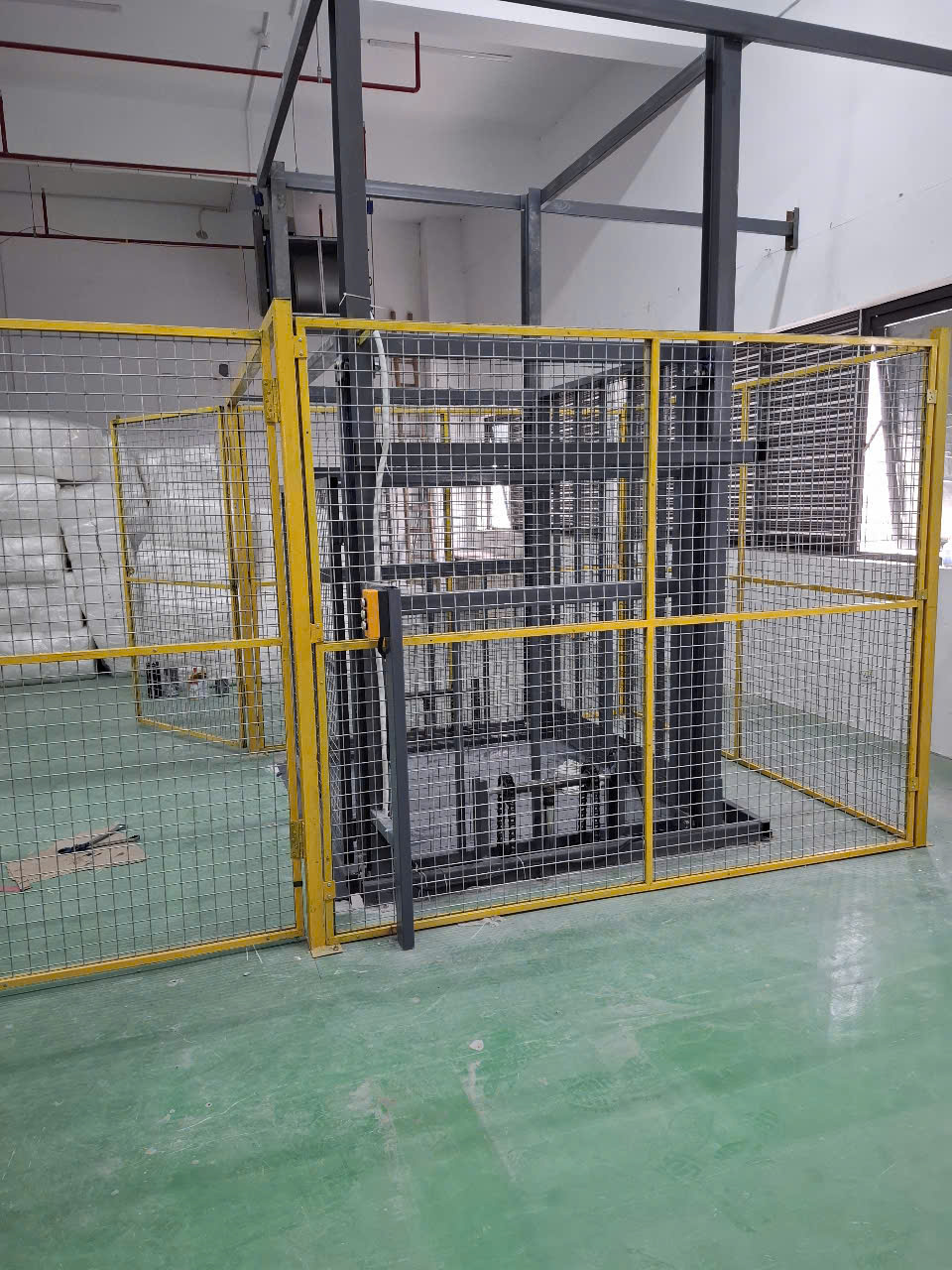 Chọn thang nâng hàng 1000kg phù hợp cho doanh nghiệp của bạn 2 Thang nâng hàng 1000kg nâng điện