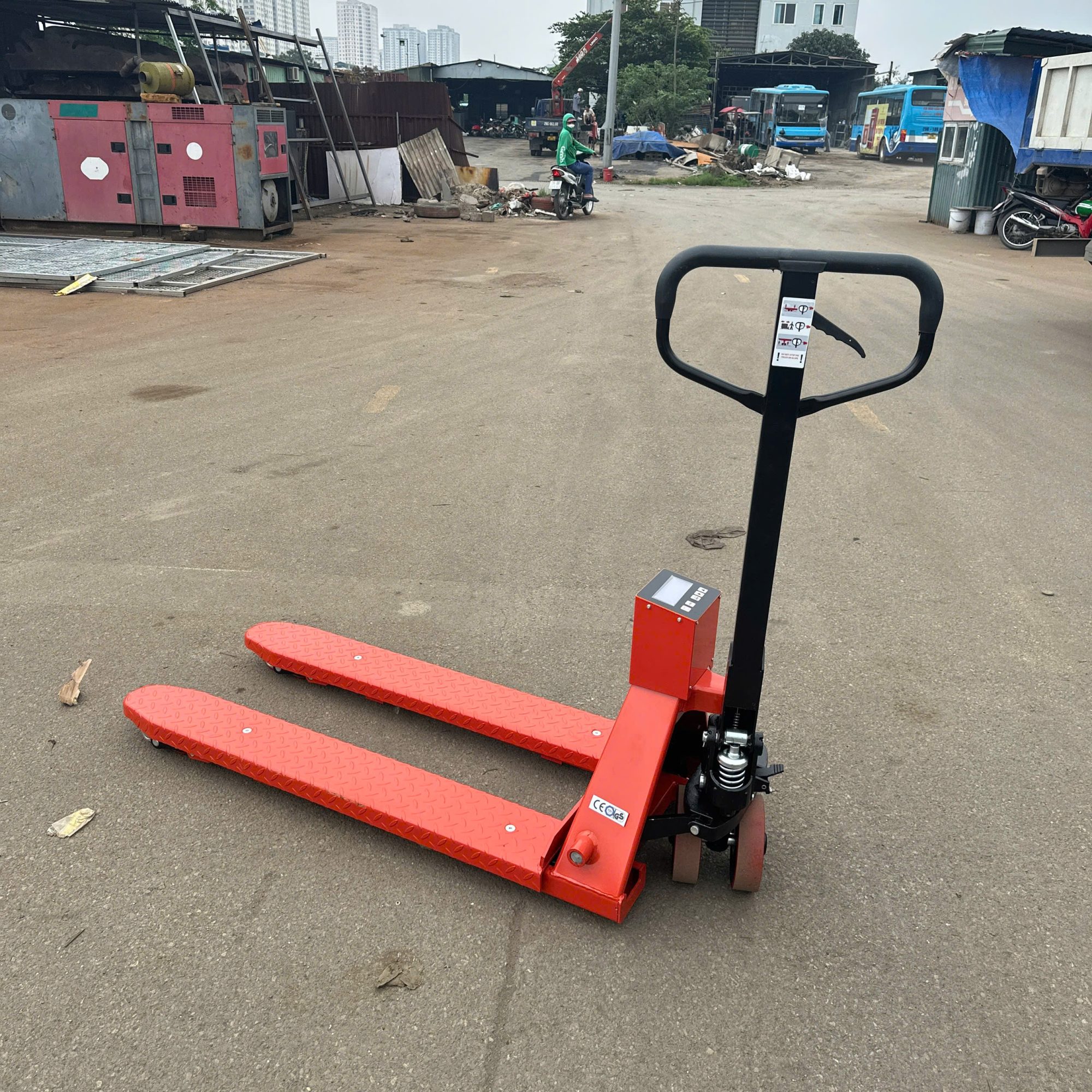 Lợi ích vượt trội của xe nâng tay gắn cân điện tử 1 Xe nâng tay gắn cân điện tử