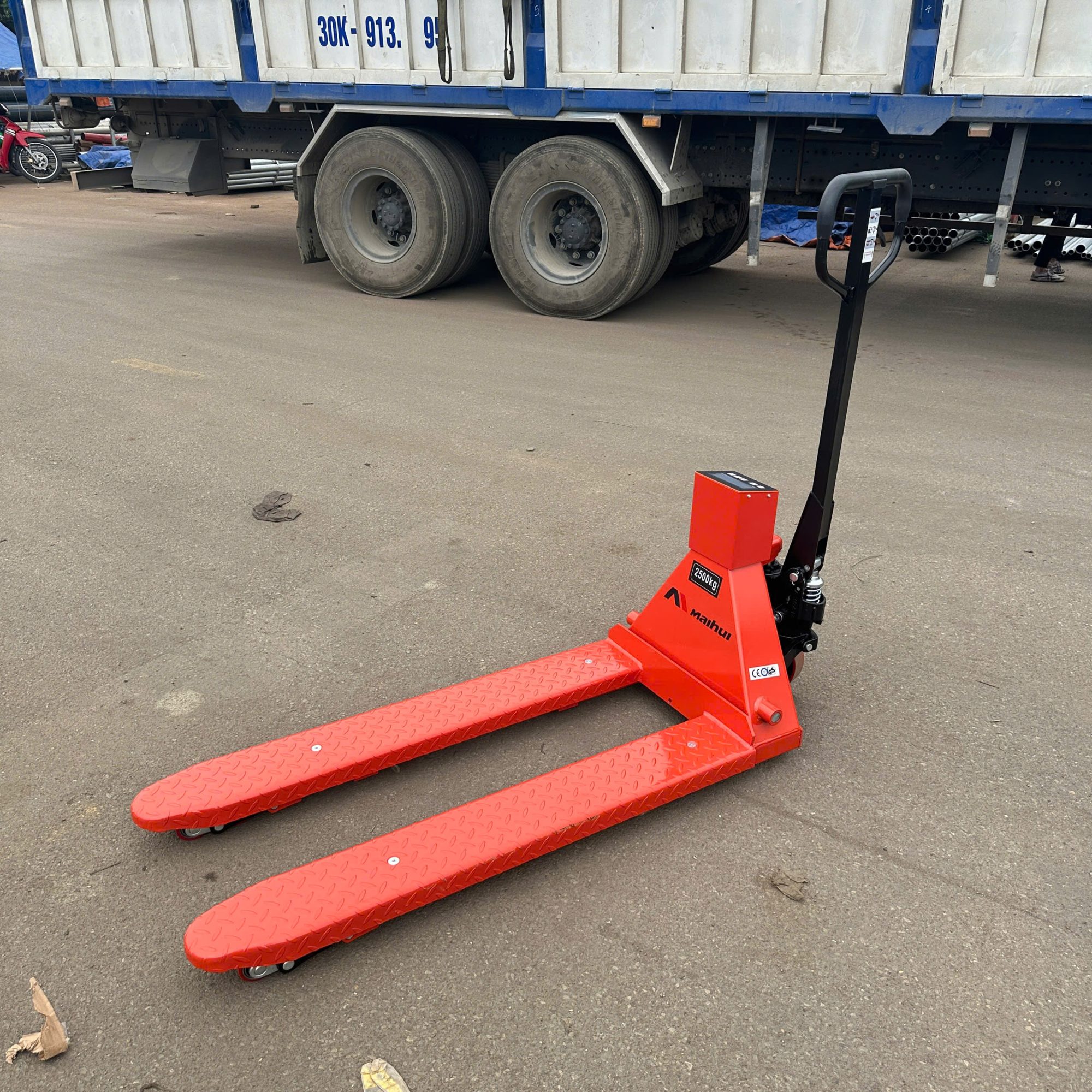 Lợi ích vượt trội của xe nâng tay gắn cân điện tử 2 Xe nâng tay gắn cân Maihui càng hẹp